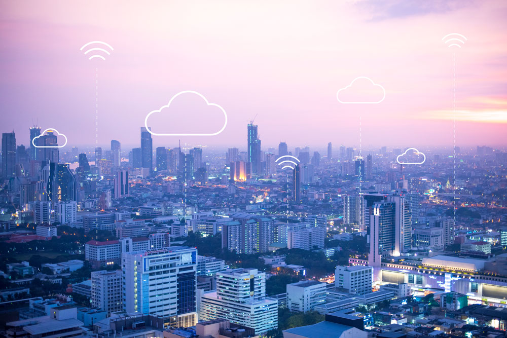 Eine Stadt mit Illustrationen von Clouds, die das Fachwissen von Skywize bei der Bereitstellung von Cloud-Technologielösungen und ihre Fähigkeit zur nahtlosen Integration in Unternehmen und Gemeinden repräsentieren